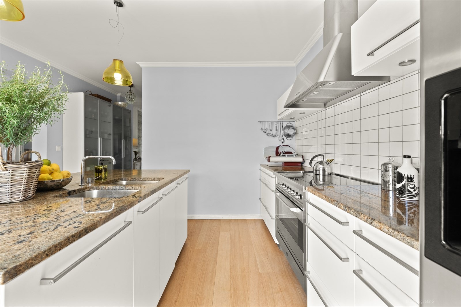 Som i stuene er det 1-stavs eik på gulv Galleribilde