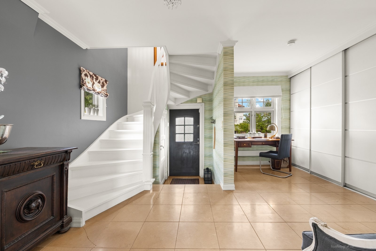 Hallen er stor og har praktisk skyvedørsgarderobe samt kontorplass Galleribilde