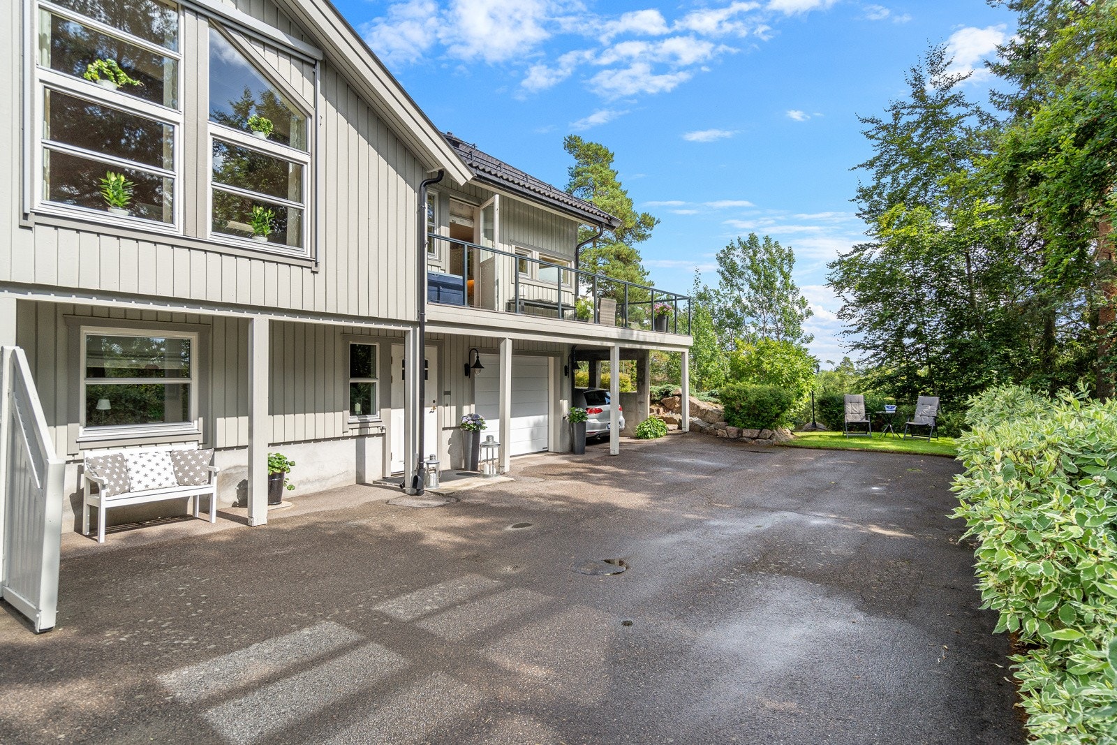 Forseggjort oppkjørsel med asfalt og granittsteiner (2022) Galleribilde