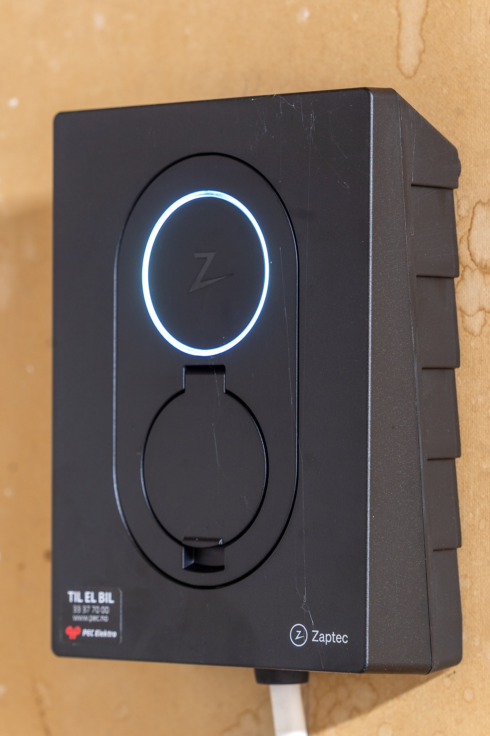 Ladeboks montert i garasjen Galleribilde