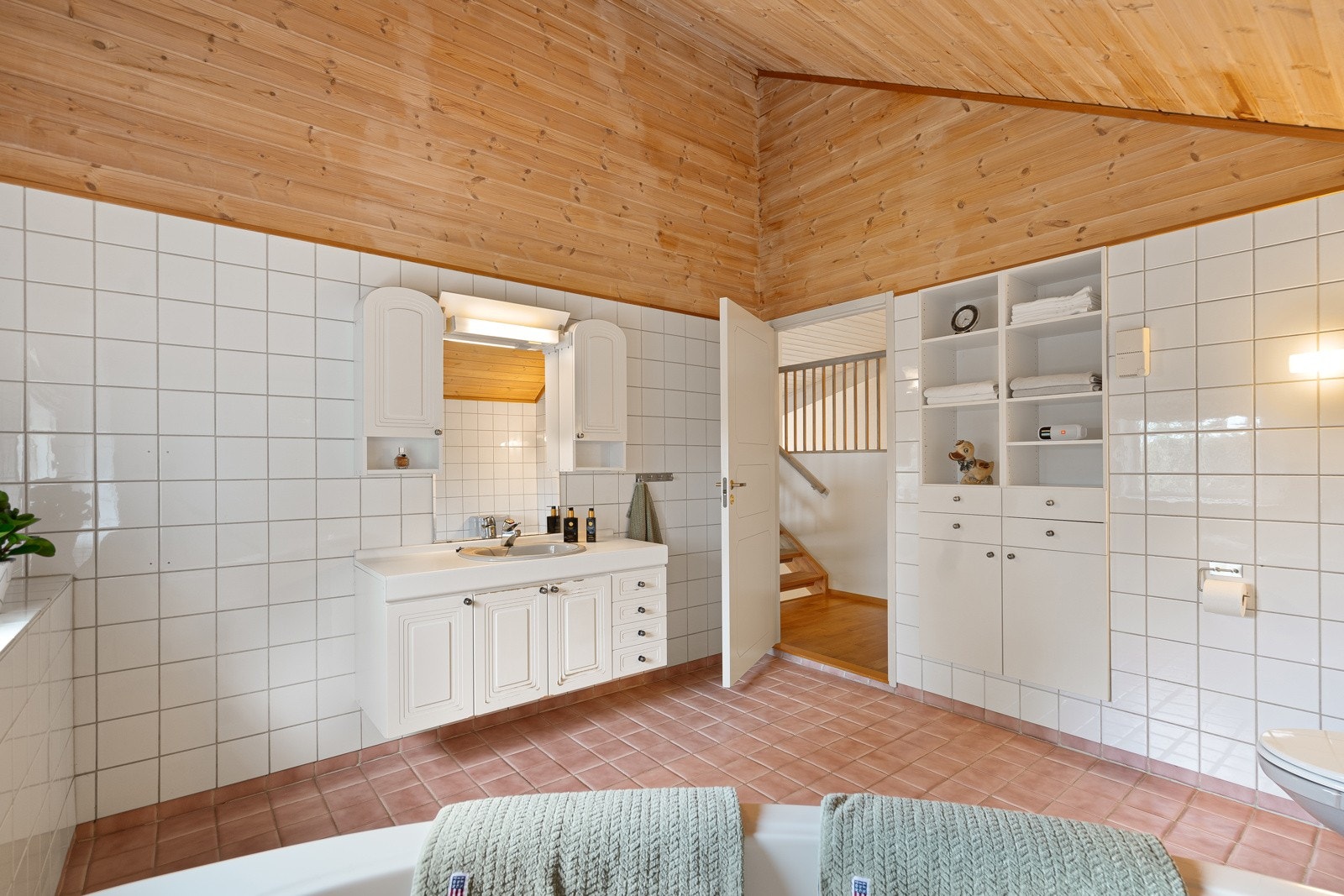 Bad fra byggeår med badekar, wc og servantinnredning. Stort rom! Galleribilde