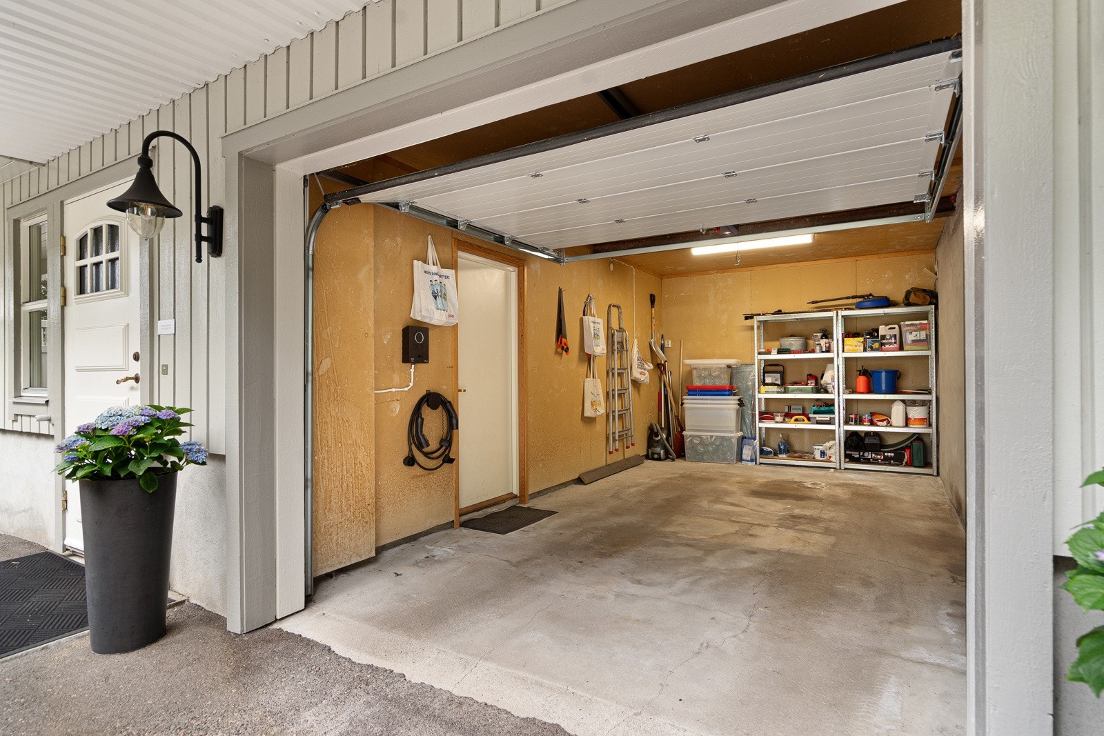 Garasje med montert ladeboks (2024) Galleribilde