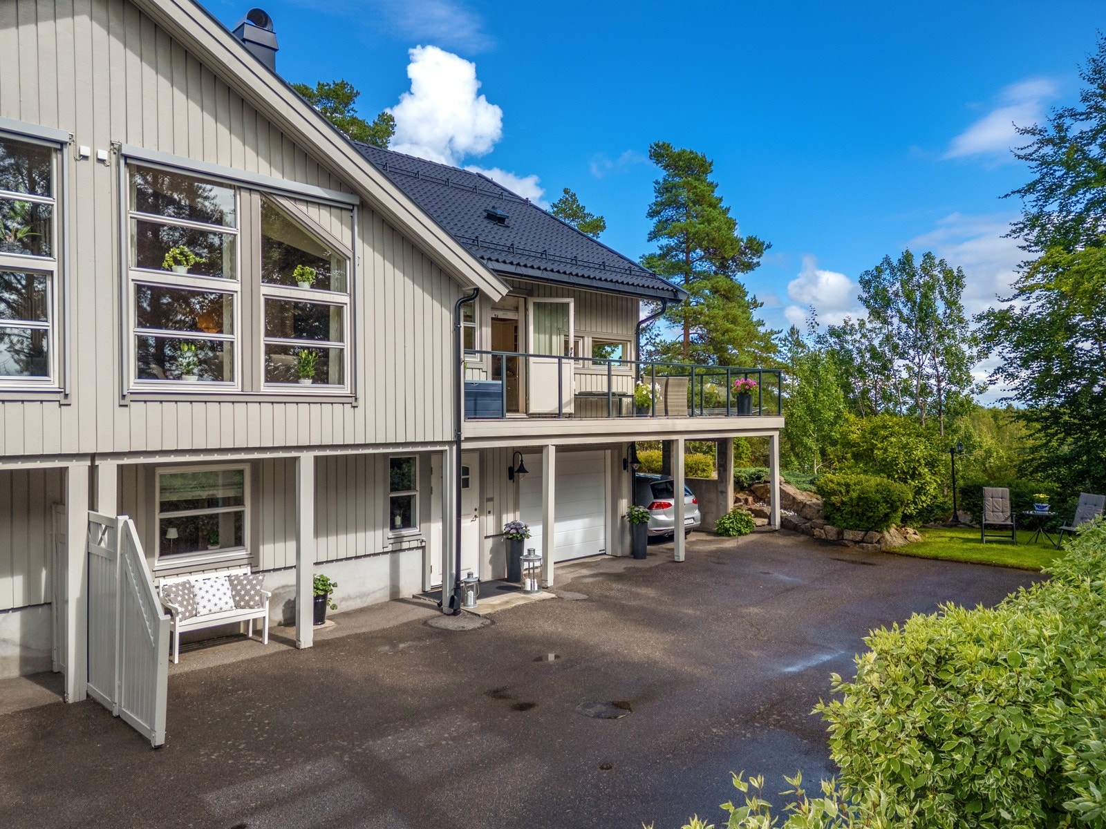 Utvendig fremstår eiendommen som meget velholdt og oppgradert - nytt tak, innkjørsel med asfalt, solskjerming og terrasse med mer Galleribilde