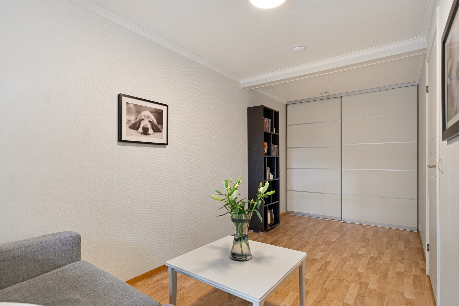 Praktisk rom med skyvedørsgarderobe Galleribilde