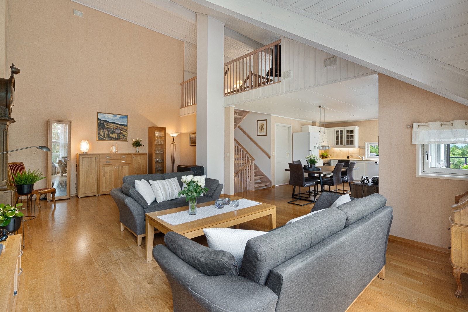 Innvendig mønehøyde i stua på hele 5,1 meter - stilig utført, og gir et moderne preg Galleribilde