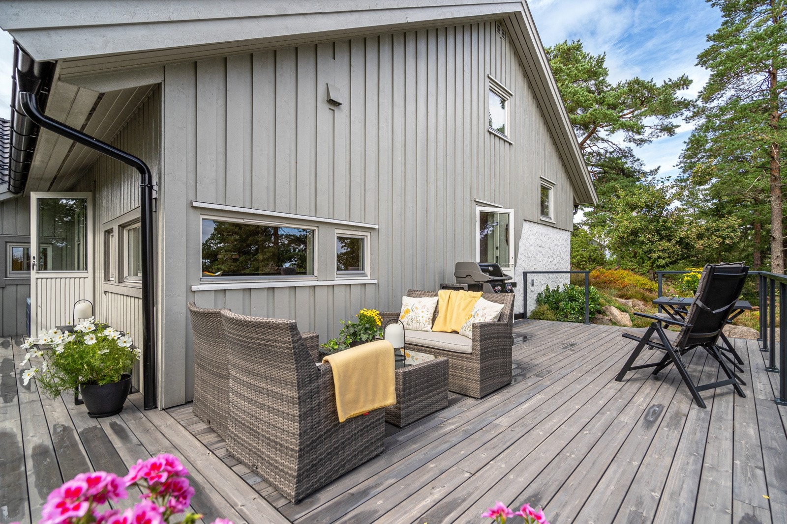 Hele østveggen ble skiftet for få år siden, samt malt opp huset. Nytt terrassedekke og rekkverk! Galleribilde