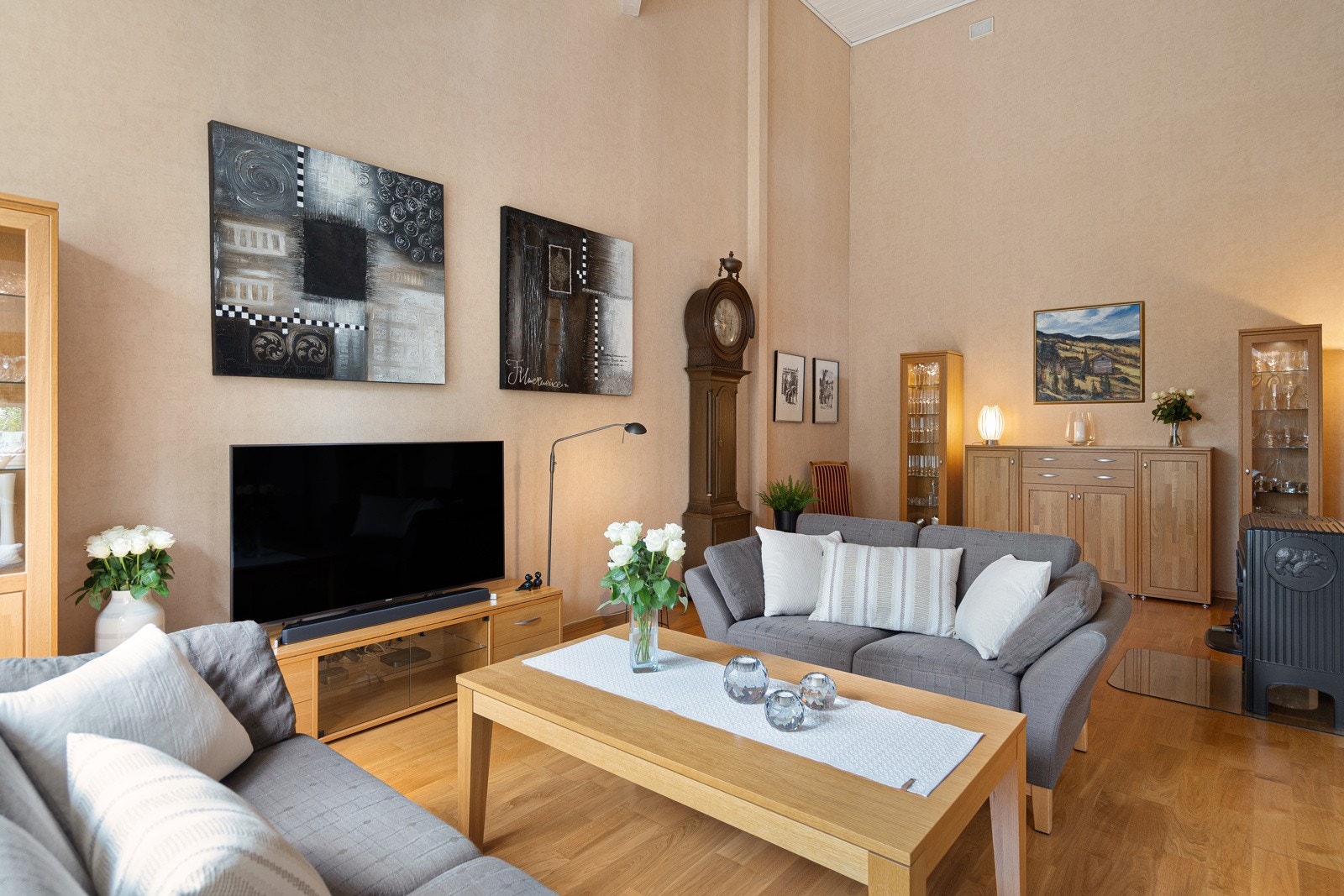 Perfekte veggoverflater for deg med mye kunst, bilder e.l. Her kan du henge de aller største maleriene! Galleribilde