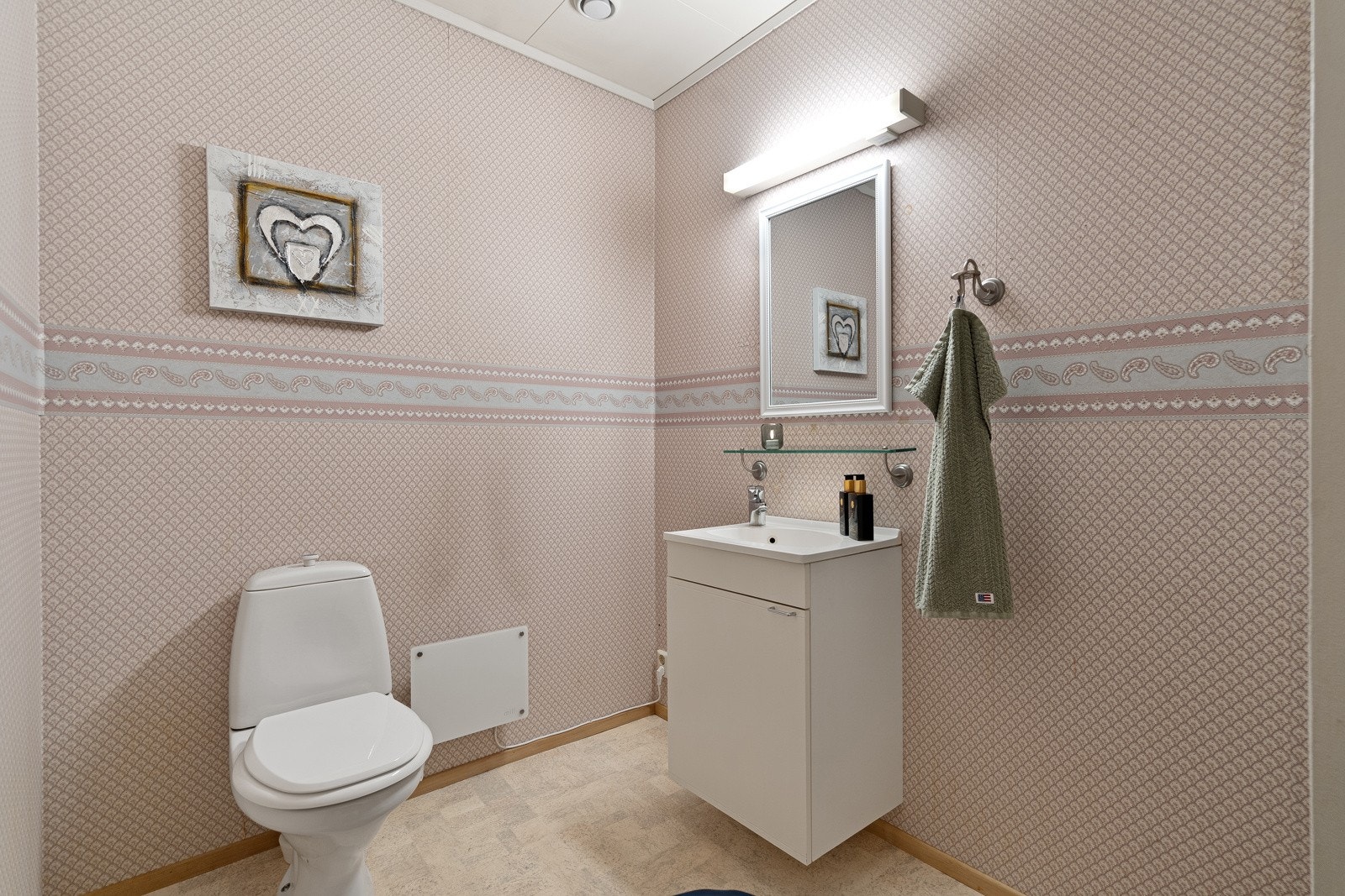 Romslig toalettrom med plass til ytterligere innredning/dusj (ikke opplegg) e.l. Galleribilde