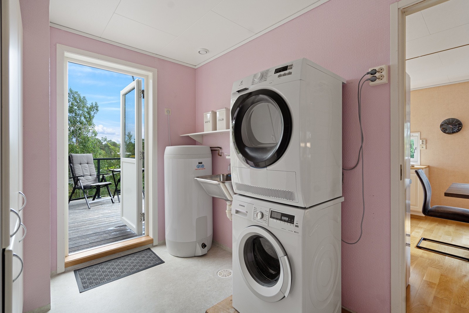 Vaskerommet ligger vegg i vegg med kjøkkenet, og er meget praktisk. Utgang ut via nyere terrassedør Galleribilde