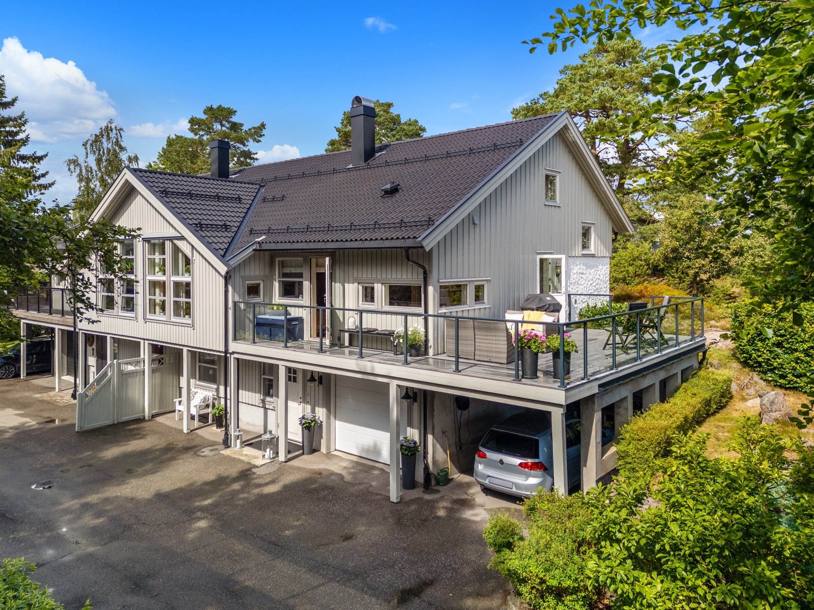 Velkommen til denne tilbaketrukne og svært fint beliggende boligen i Oldenborreveien! Galleribilde