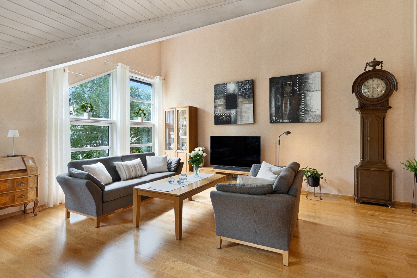 Stua oppleves som meget romslig og luftig Galleribilde