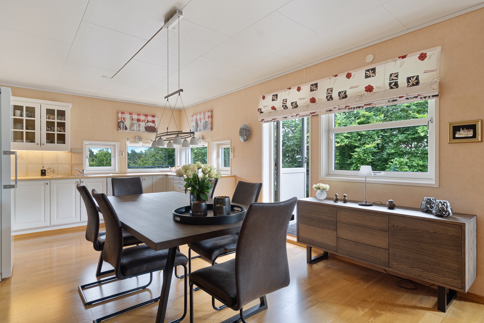 Hyggelig og lyst kjøkken med plass til skikkelig langbord, samt utgang til terrassen Galleribilde