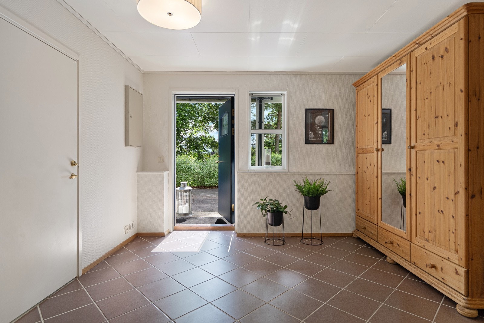 Romslig og innbydende entré/hall med adkomst direkte fra garasjen, samt god skapplass Galleribilde