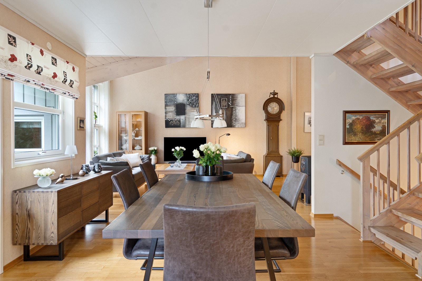 Stort, åpent og stilig kjøkken- og stueareal med mye lys! Galleribilde