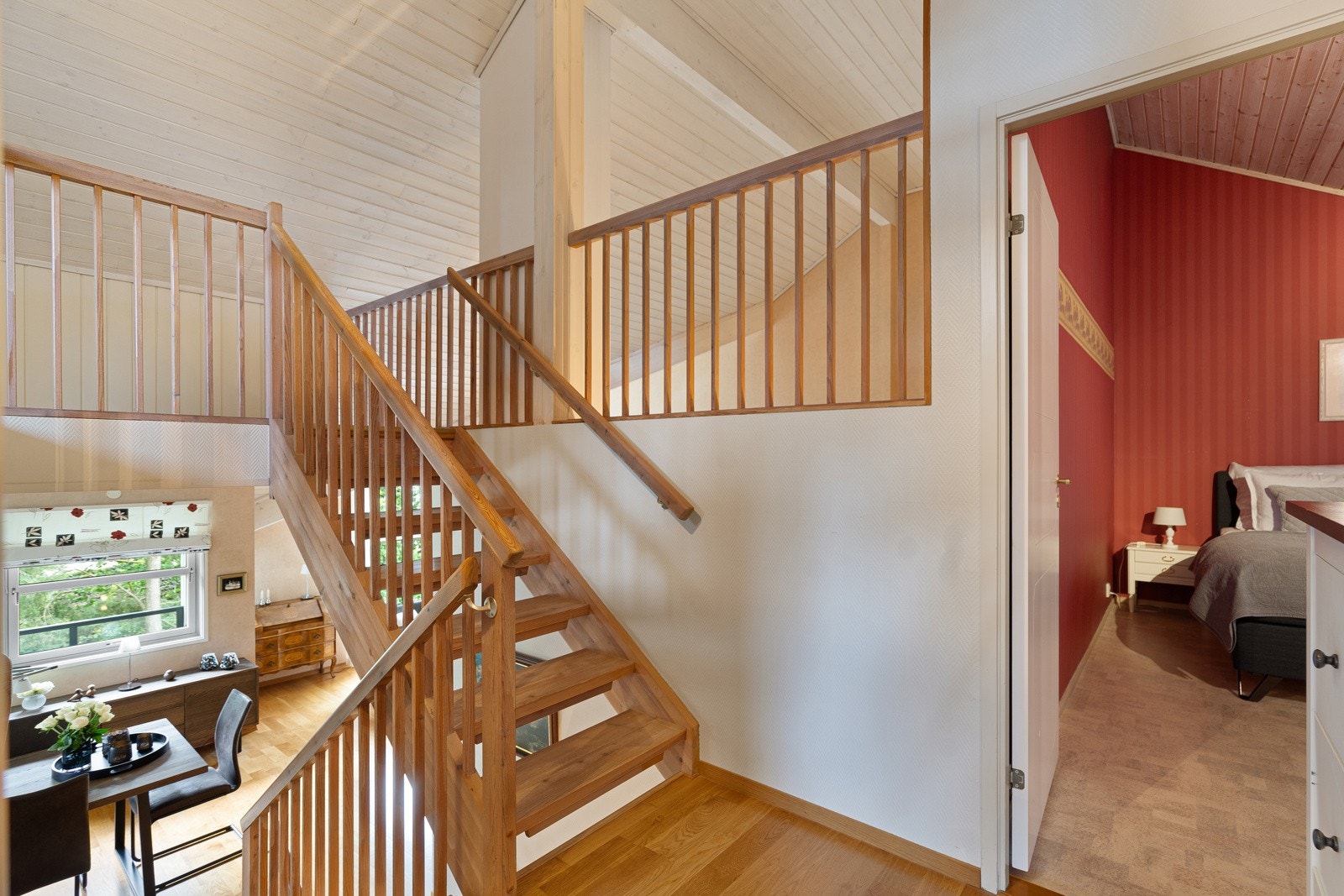 Trappesats og romløsning med hovedsoverom og bad samlet på samme plan Galleribilde