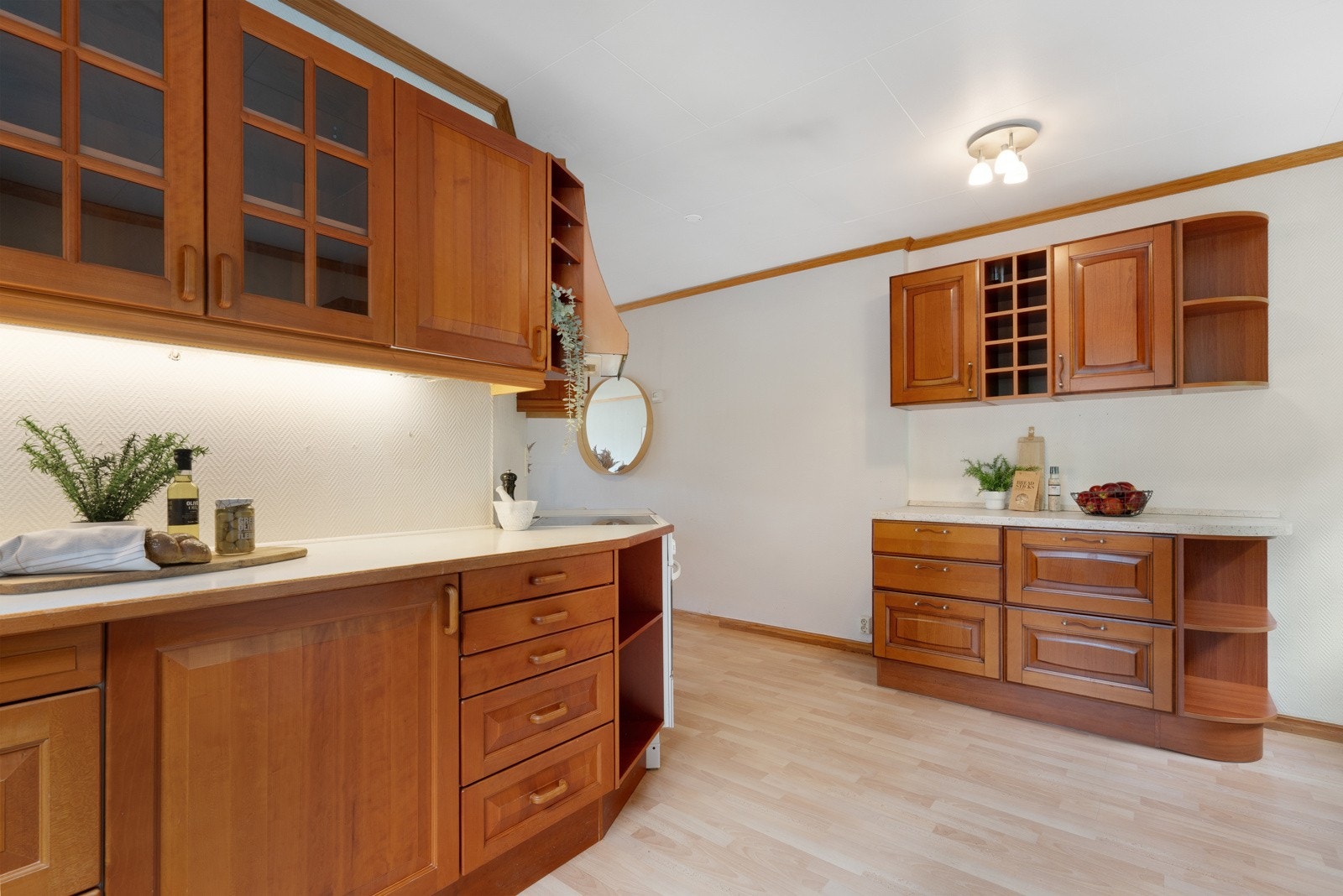 Det er åpen løsning mot stue. Galleribilde