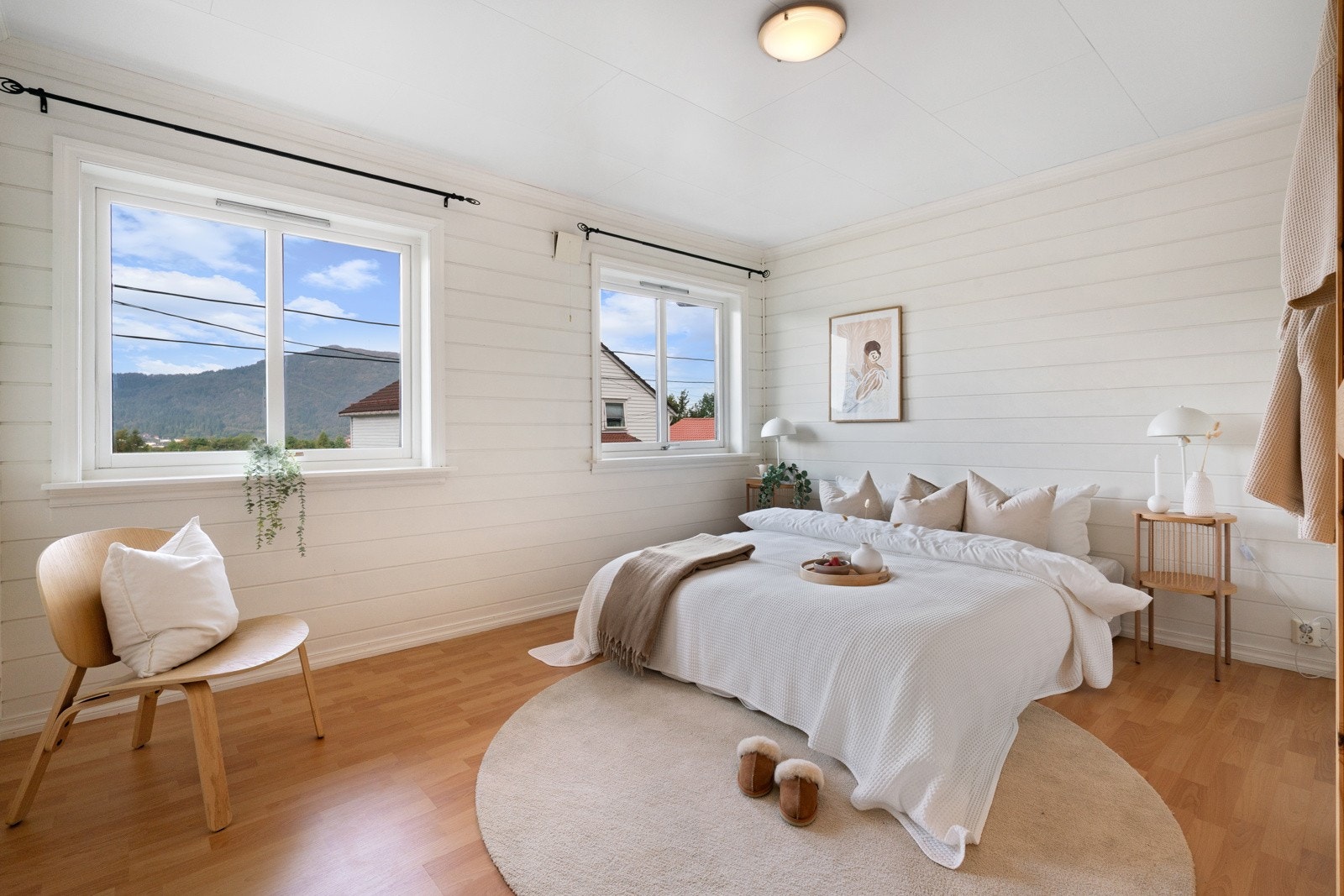 i 1. etasje finner du to soverom, det største rommet er på nesten 14 kvm Galleribilde