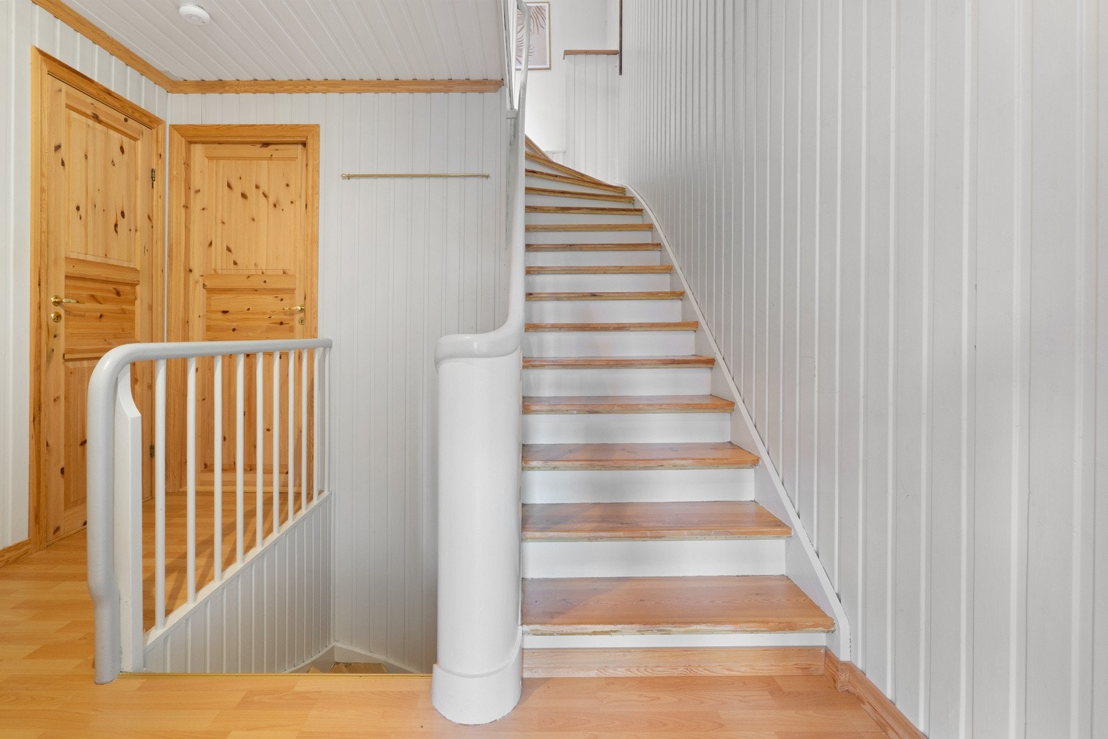 Vi beveger oss ned til underetasjen hvor inngangen til huset er Galleribilde