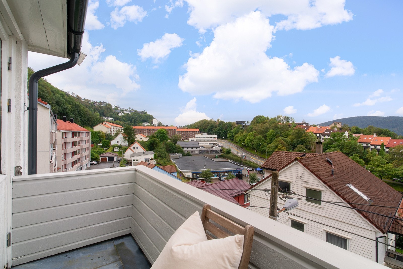 Fra altanen ser man også rett ned mot Rema1000 som er bare få minutters gange fra boligen Galleribilde