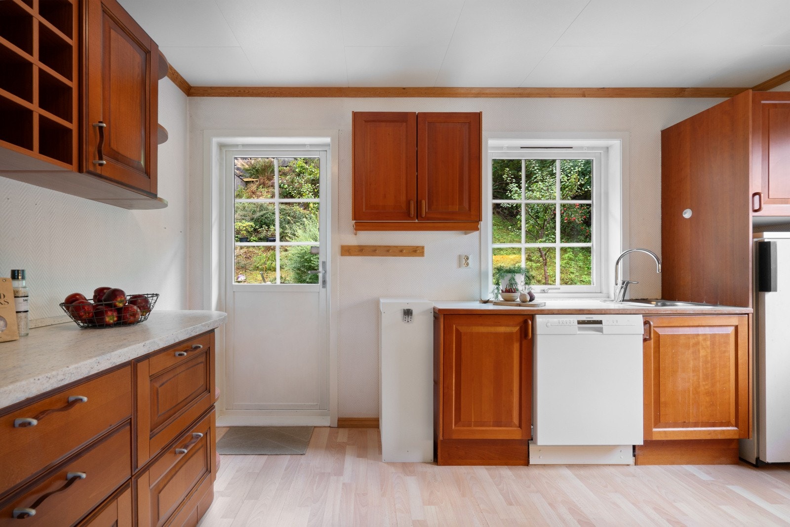 Kjøkkenet er fra 1994, men godt holdt og naturlig bruksslitasje Galleribilde