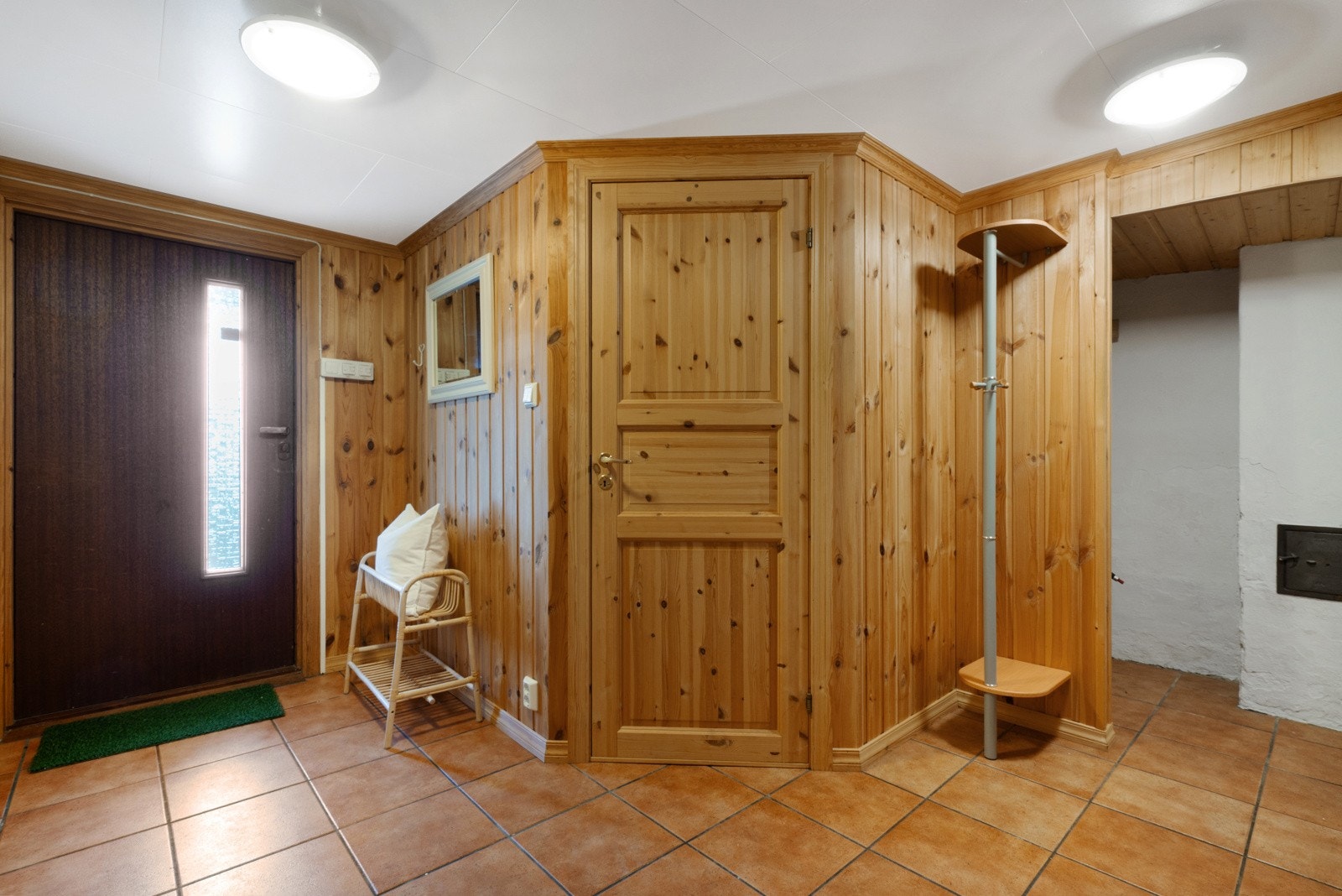 Entreen er romslig, med god plass til garderobe, varmekabler i det flislagde gulvet Galleribilde