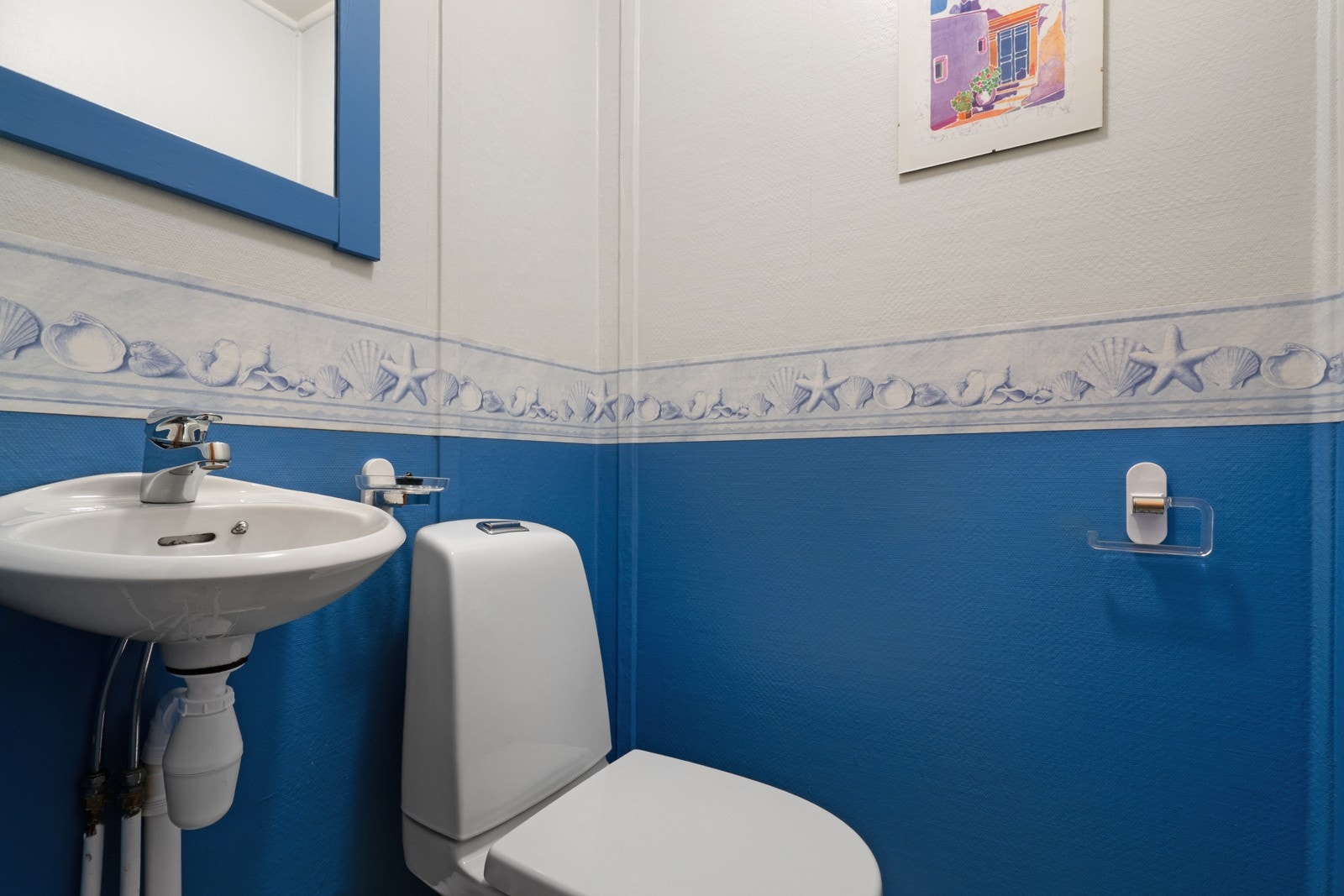 Toalettrom ligger vegg-i-vegg med badet Galleribilde