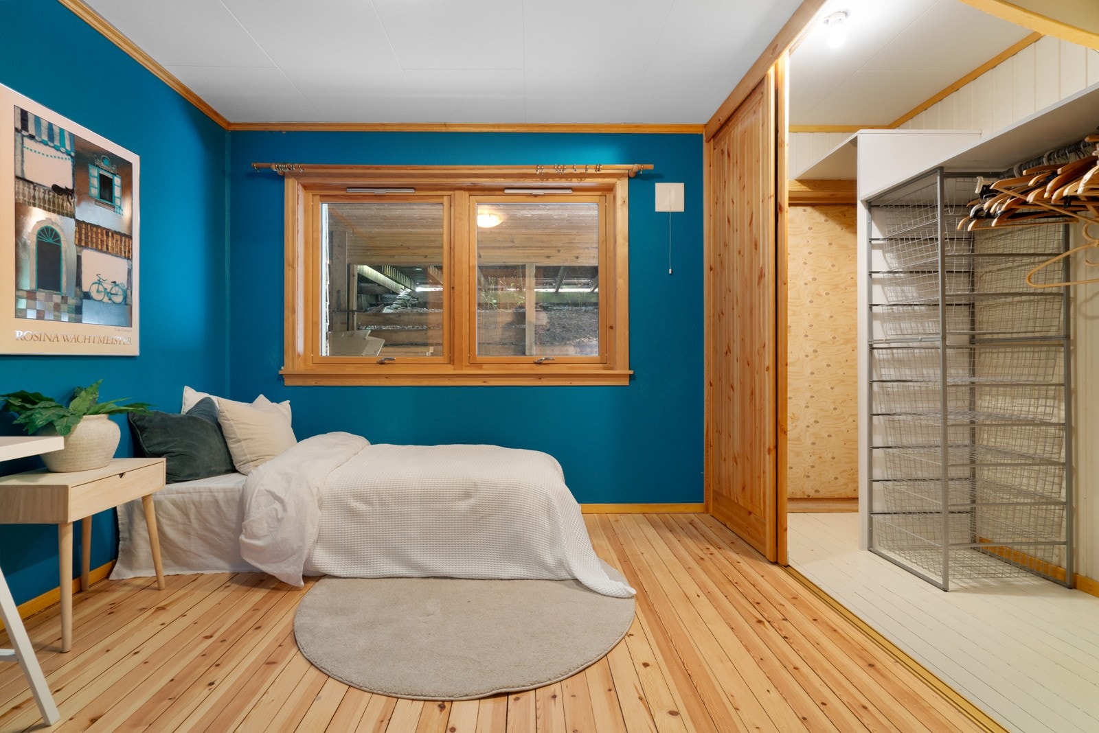 Det er laget en stor garderobe her, med smart skjult dør ut til bakhagen Galleribilde