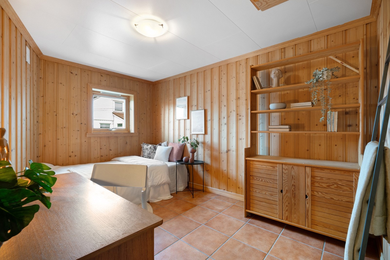 Det er i senere tid satt inn vegger og delt opp til ett ekstra soverom i denne etasjen. Galleribilde