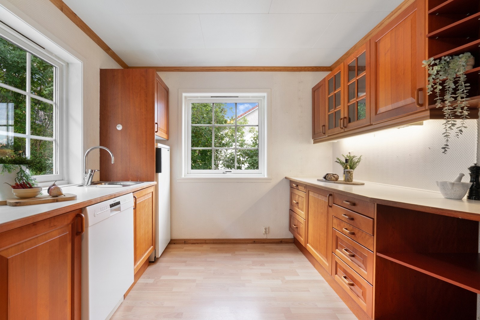 Kjøkkenet har flere vinduer som gir godt med lys inn i rommet Galleribilde