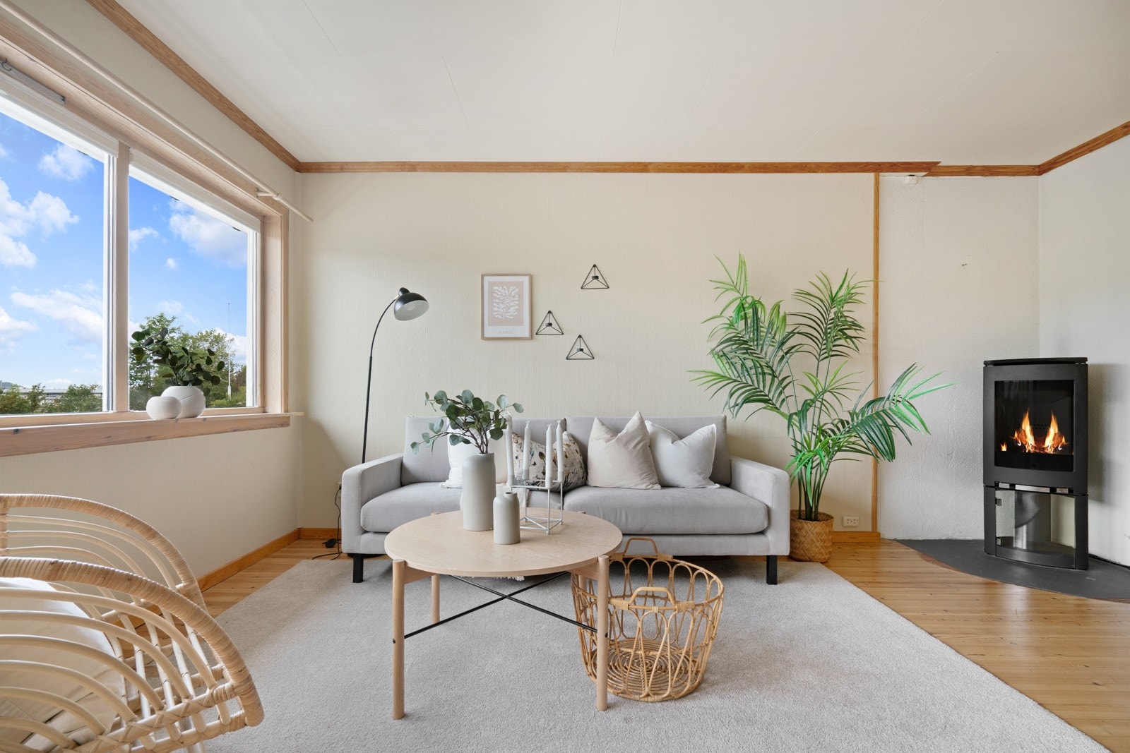 I stuen har man en flott rentbrennende peis som gir hygge på kalde høstkvelder Galleribilde