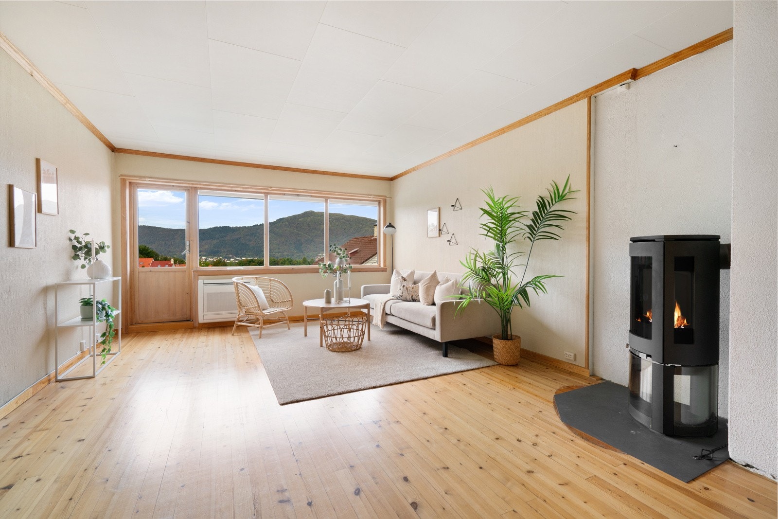 Her har du gode muligheter til å sette ditt eget preg på boligen, utgang til en altan på 3 kvm hvor du kan nyte fin utsikt til omgivelsene Galleribilde