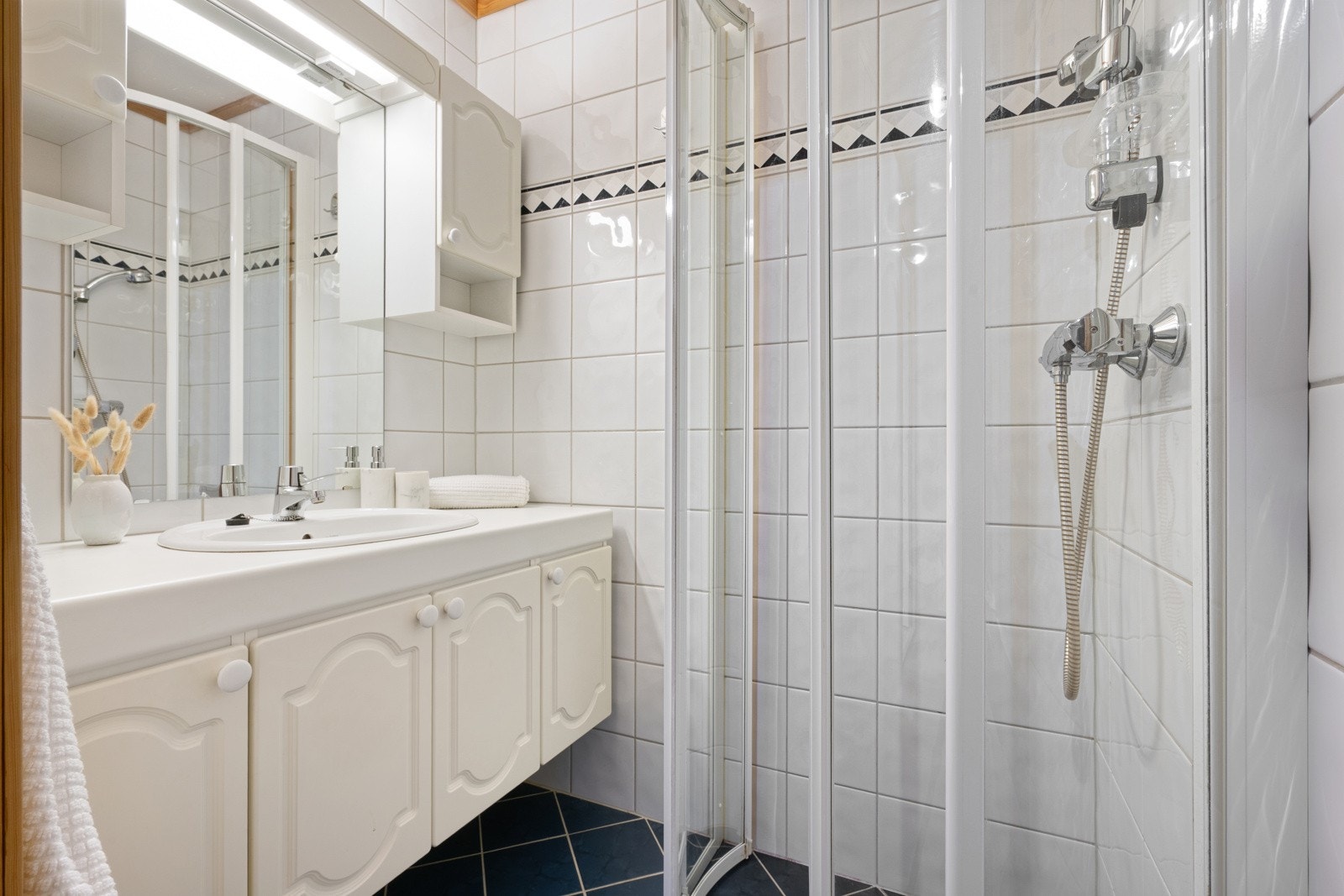 Mellom soverommene finner du husets bad, med stor innredning og hjørnedusj. Galleribilde