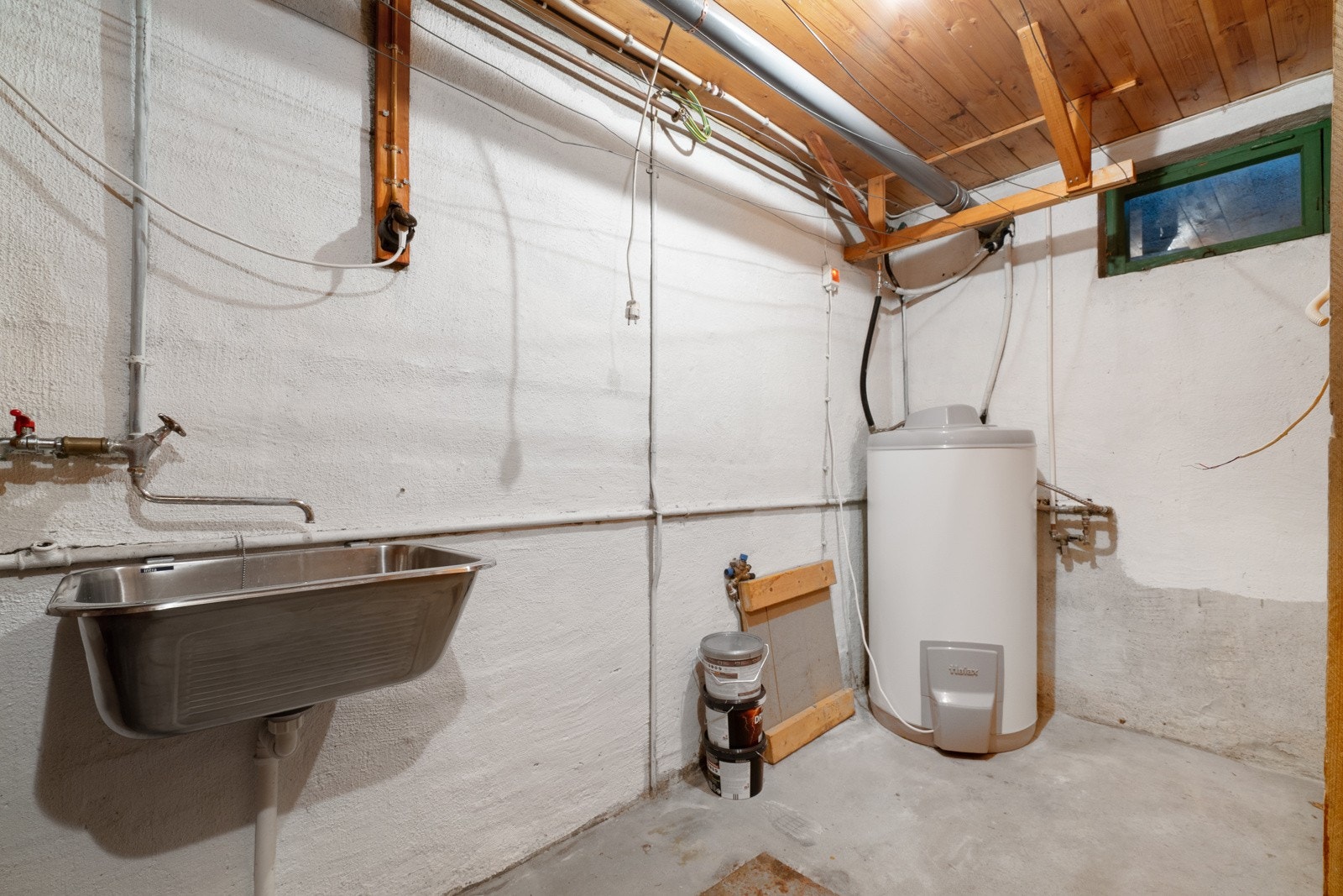Vaskerommet ligger også i denne etasjen. Her finner du en stor varmtvannstank på 200L Galleribilde