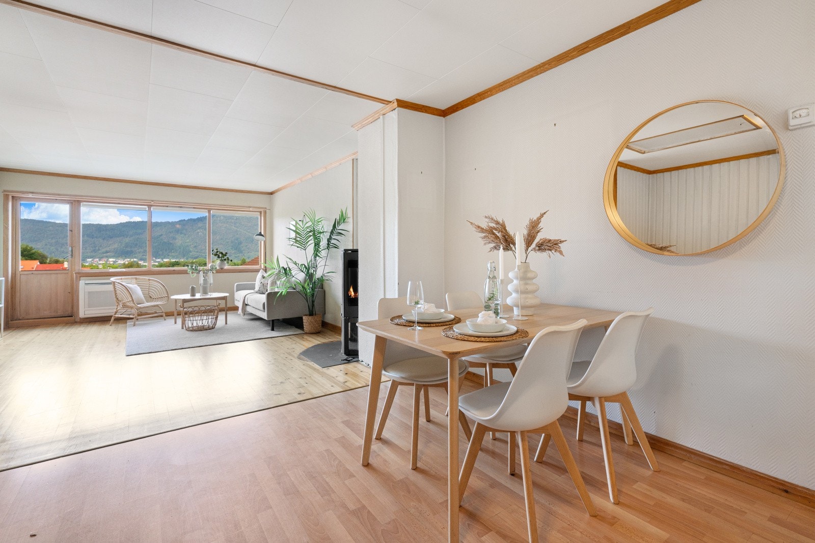 Mellom stue og kjøkken kan du fint dekke opp til flere middagsgjester Galleribilde