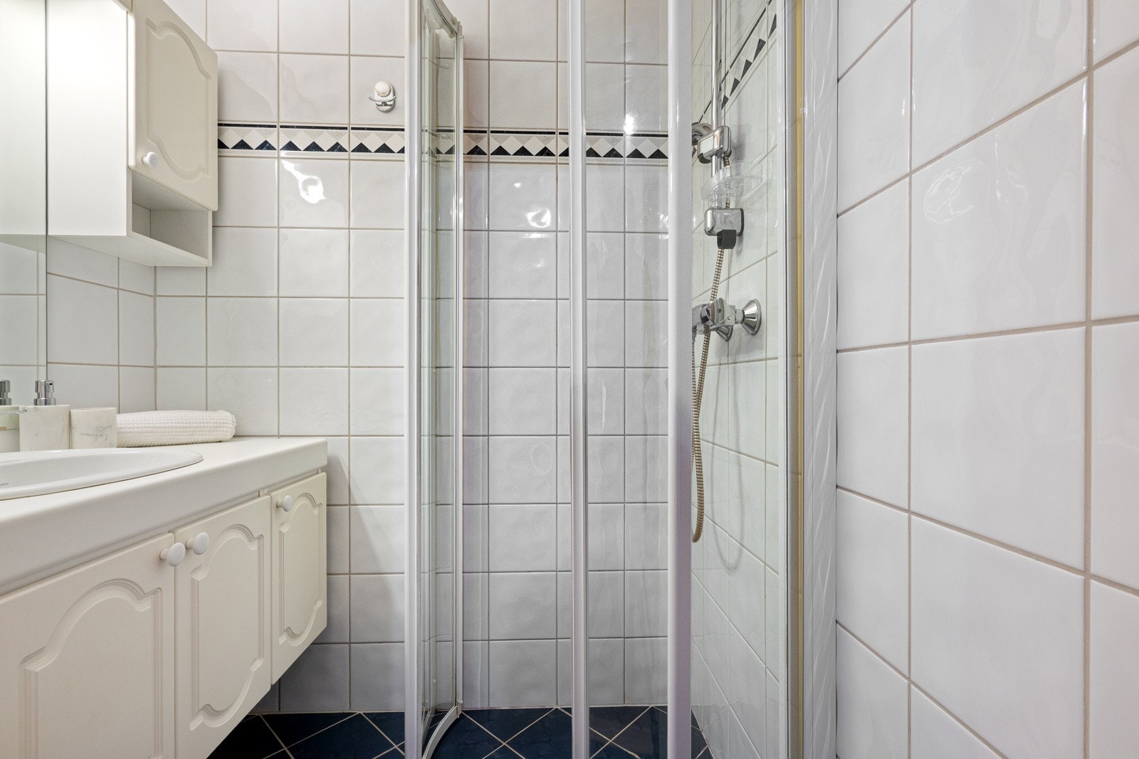 Badet er helfliset og har varmekabler i gulvet Galleribilde