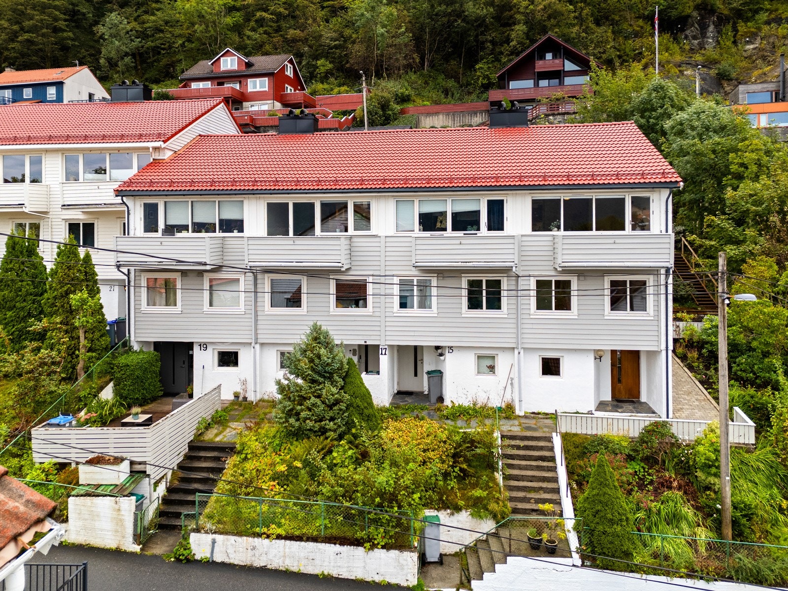 Rekkehuset ligger på enden og går over tre etasjer Galleribilde