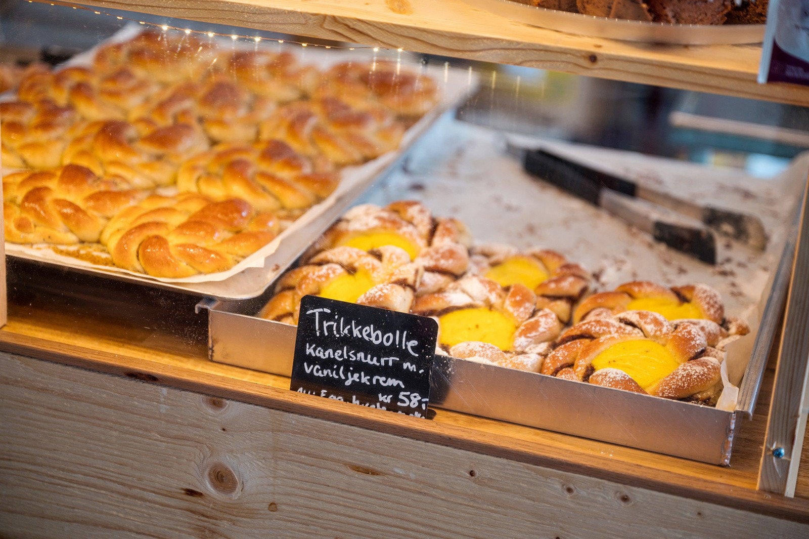 Her er fristelsene store, og man går sjelden herifra, uten noe søtt i hånden Galleribilde