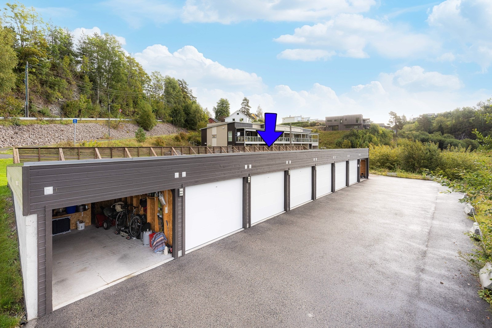 Boligen disponerer en garasjeplass med bod i felles garasjerekke. Galleribilde