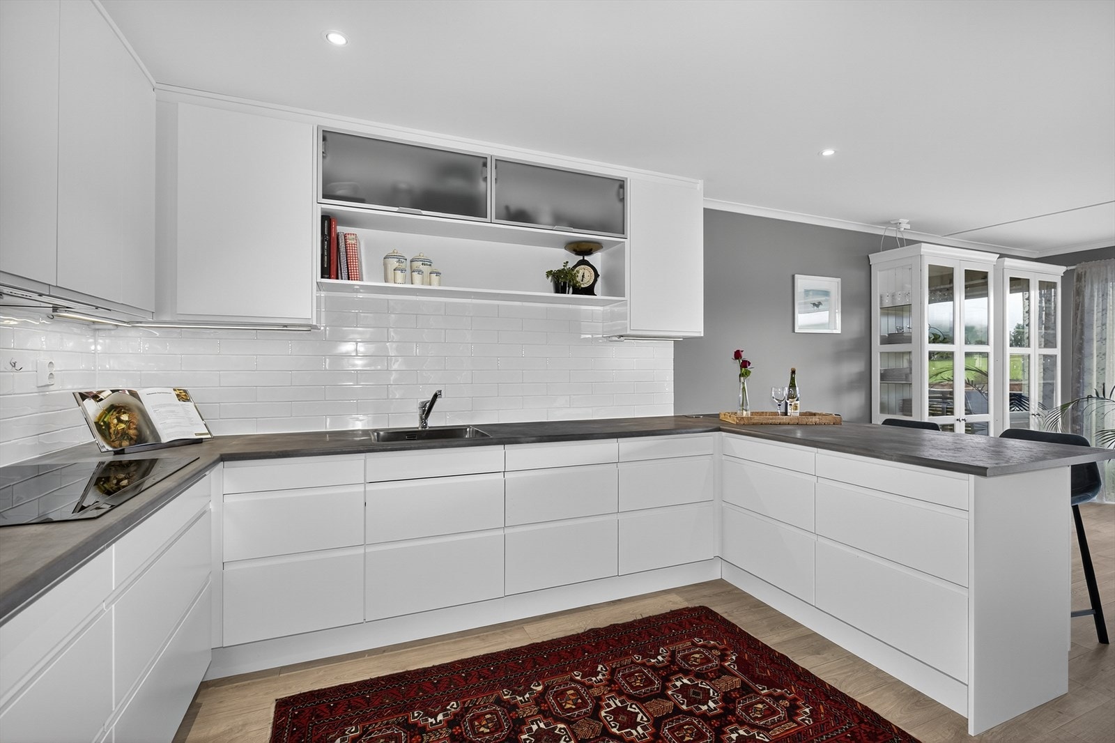 Innredningen har ventilator med avtrekk ut og integrerte hvitevarer som kjøl/fryseskap, oppvaskmaskin og platetopp, samt micro og
stekeovn praktisk plassert i høyskap. Galleribilde