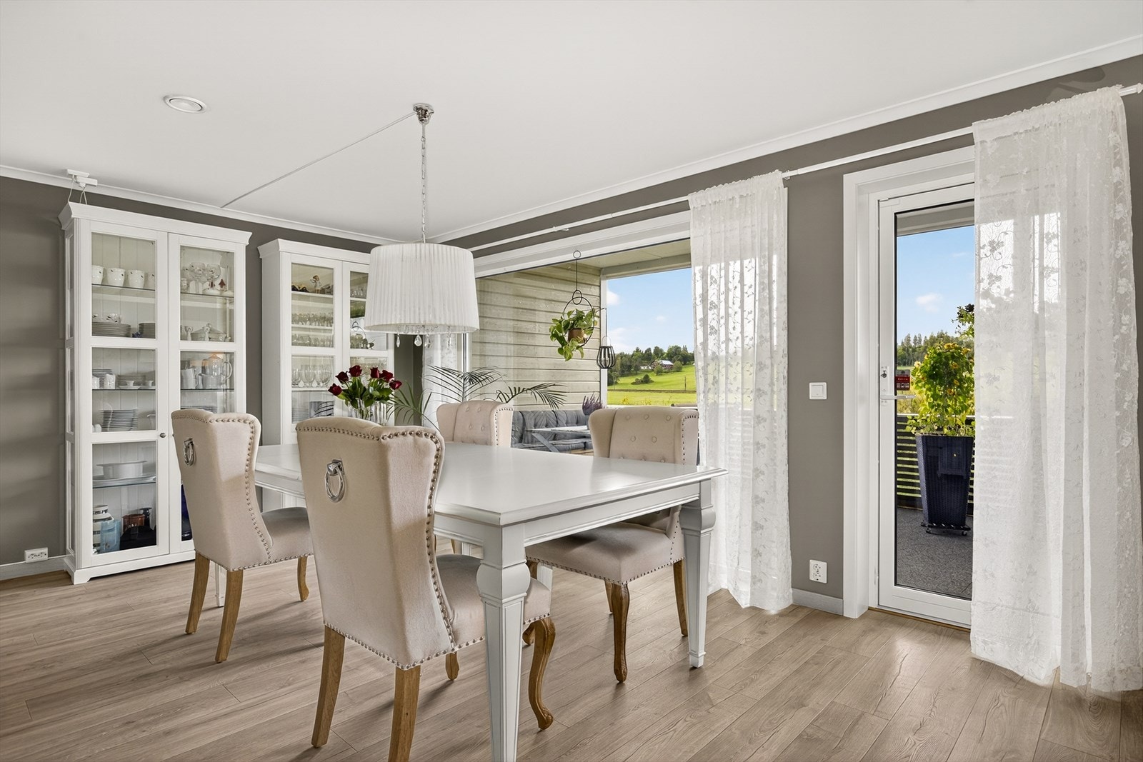 Stuen er romslig, og har også god plass til et spisestuebord. Galleribilde