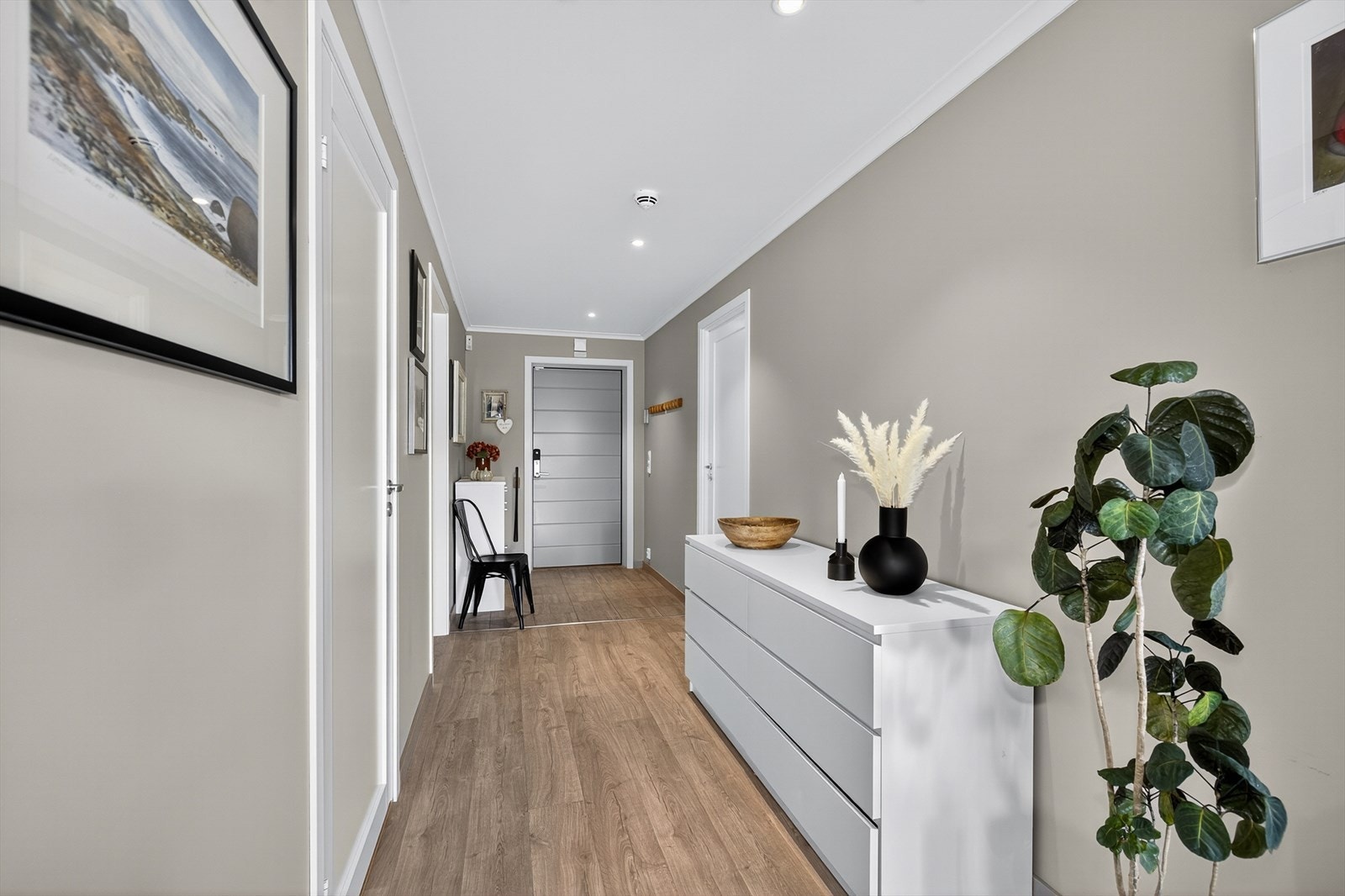 I boligen er det to pene soverom, hvor begge har skyvedørsgarderobe. Galleribilde