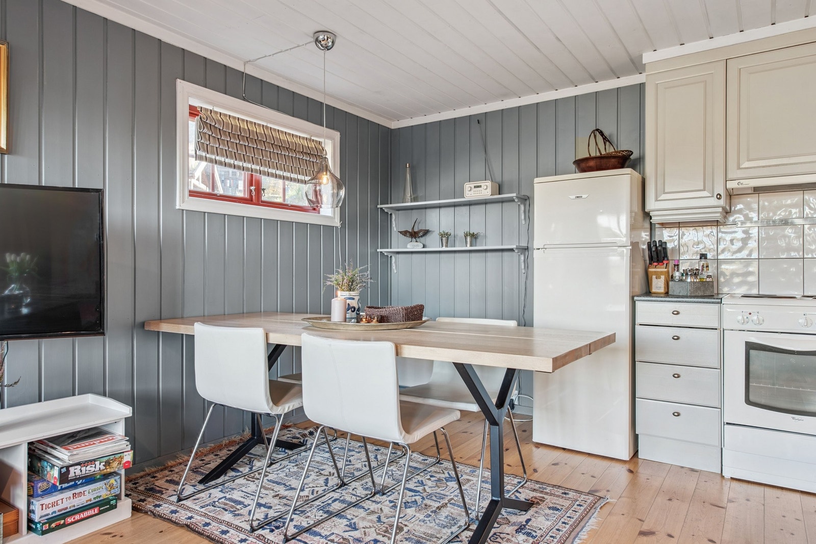 Spiseplass til 8-10 om du vil. Ekstra lemmer til bordet er praktisk. Galleribilde