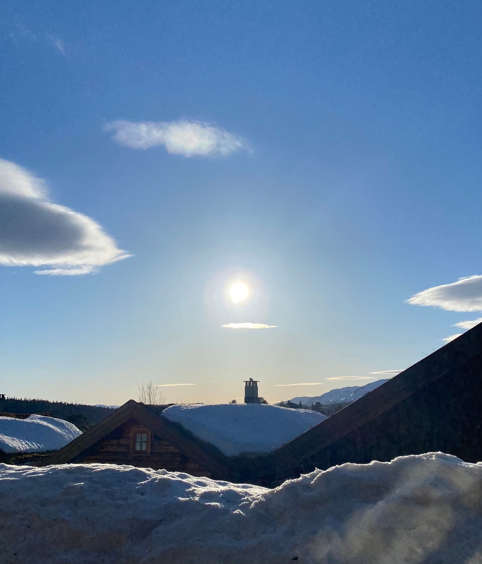Utsikt fra uteplassen med massevis av ettermiddagssol Galleribilde