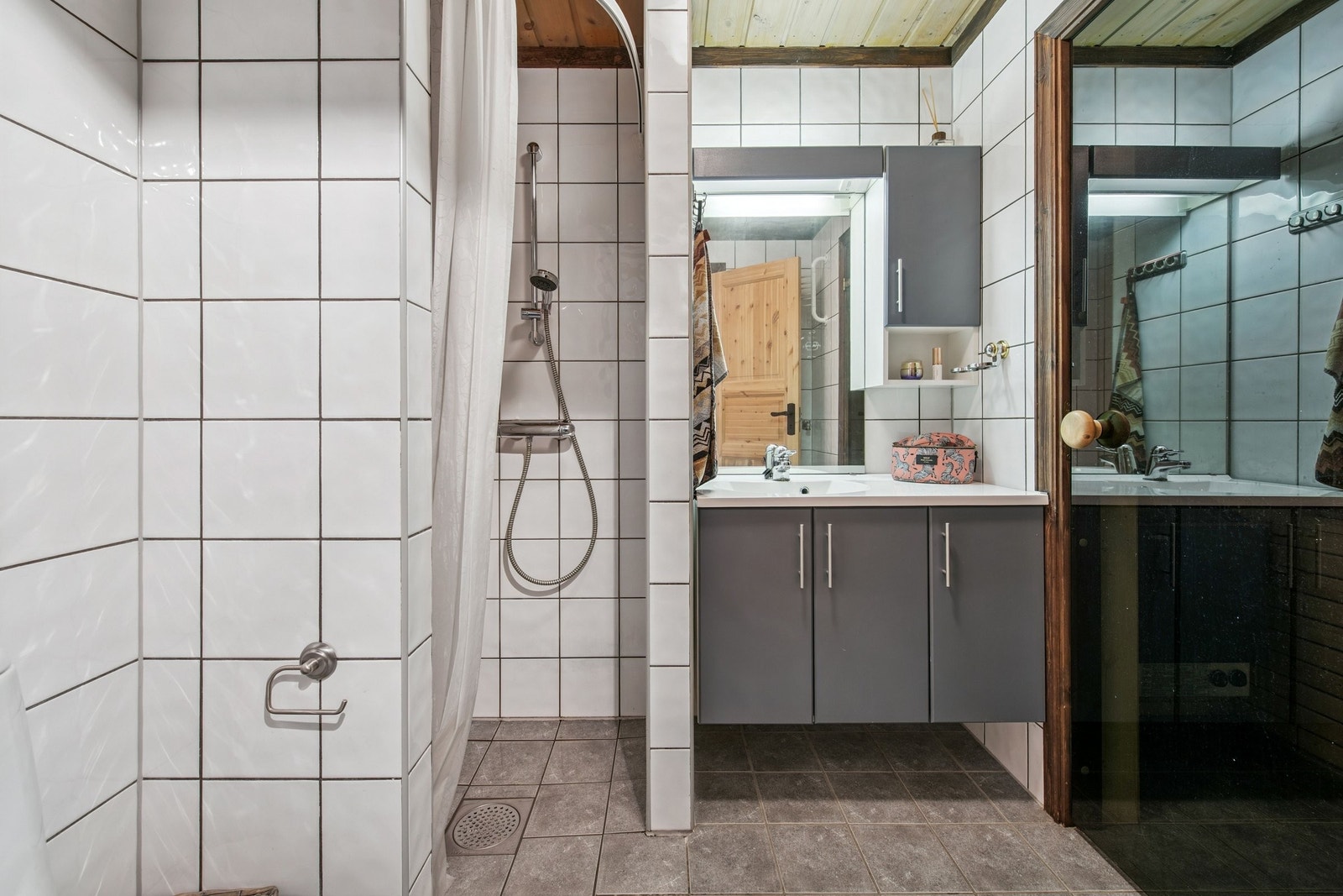 Funksjonelt bad med inngang til badstu. Det er opplegg/plass for vaskemaskin. Galleribilde