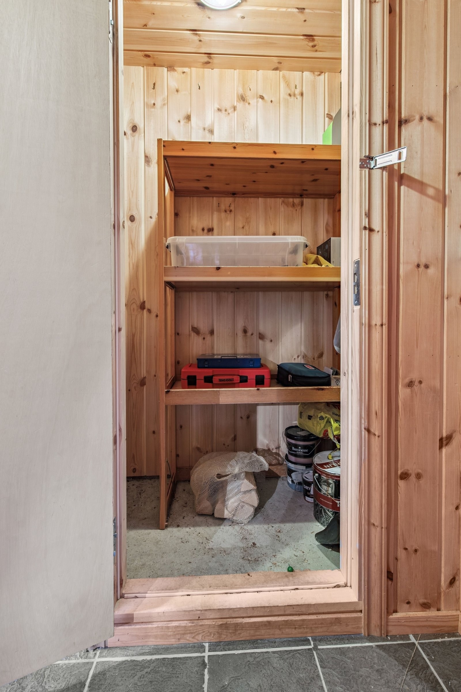 Det er to boder som tilhører leiligheten. En ute i gang (denne) og en inne i leiligheten, se tegning under. Galleribilde