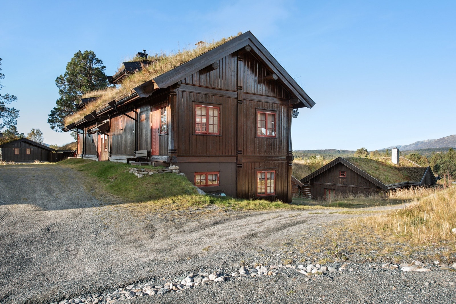 Egen parkering rett utenfor (v/krakk), det er inngang til bygget både oppe og nede. Gjeste parkering i nærheten. Ladepunkt på felles parkering. Galleribilde