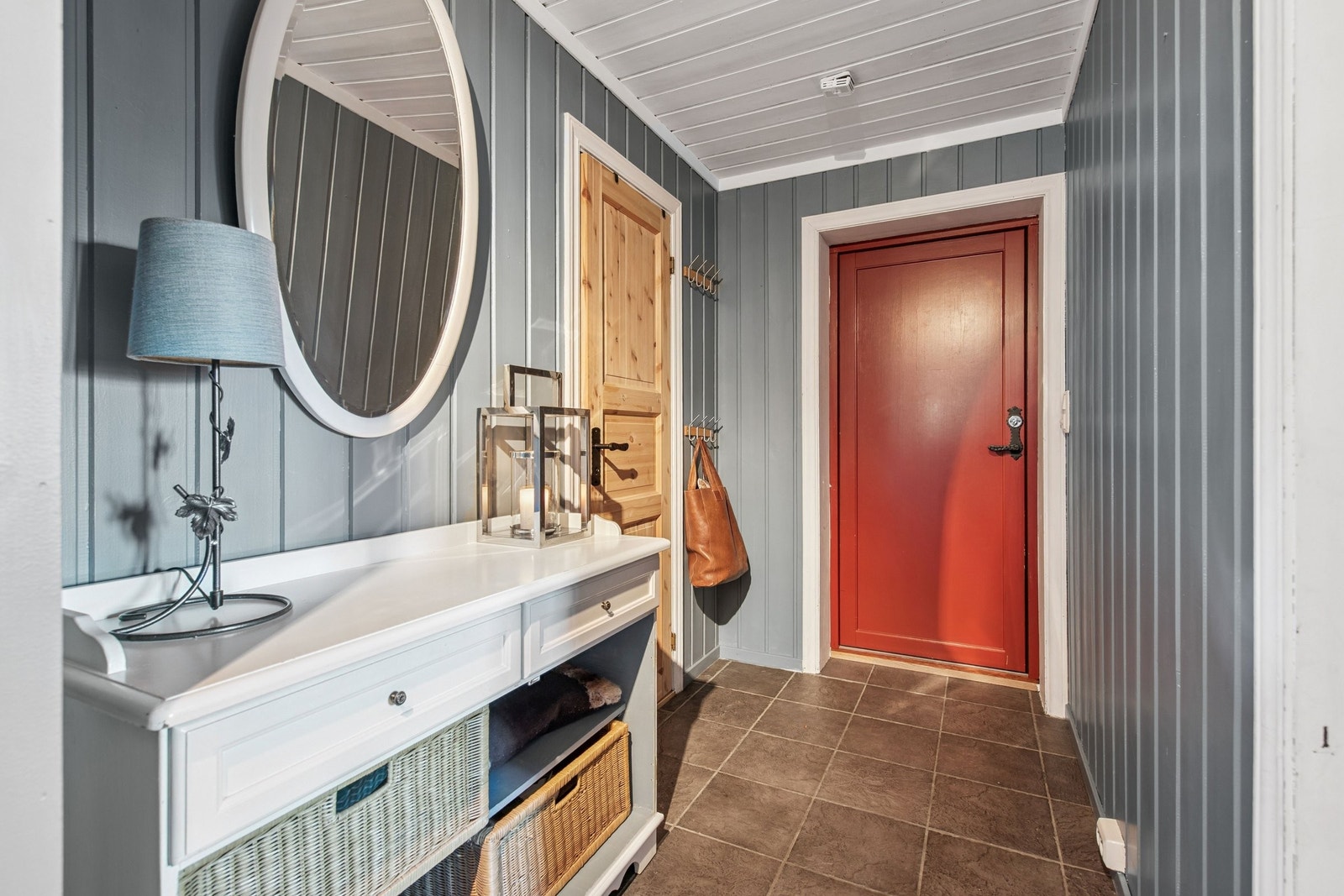 Praktisk gang, hvor det er god plass til å henge av seg. Galleribilde