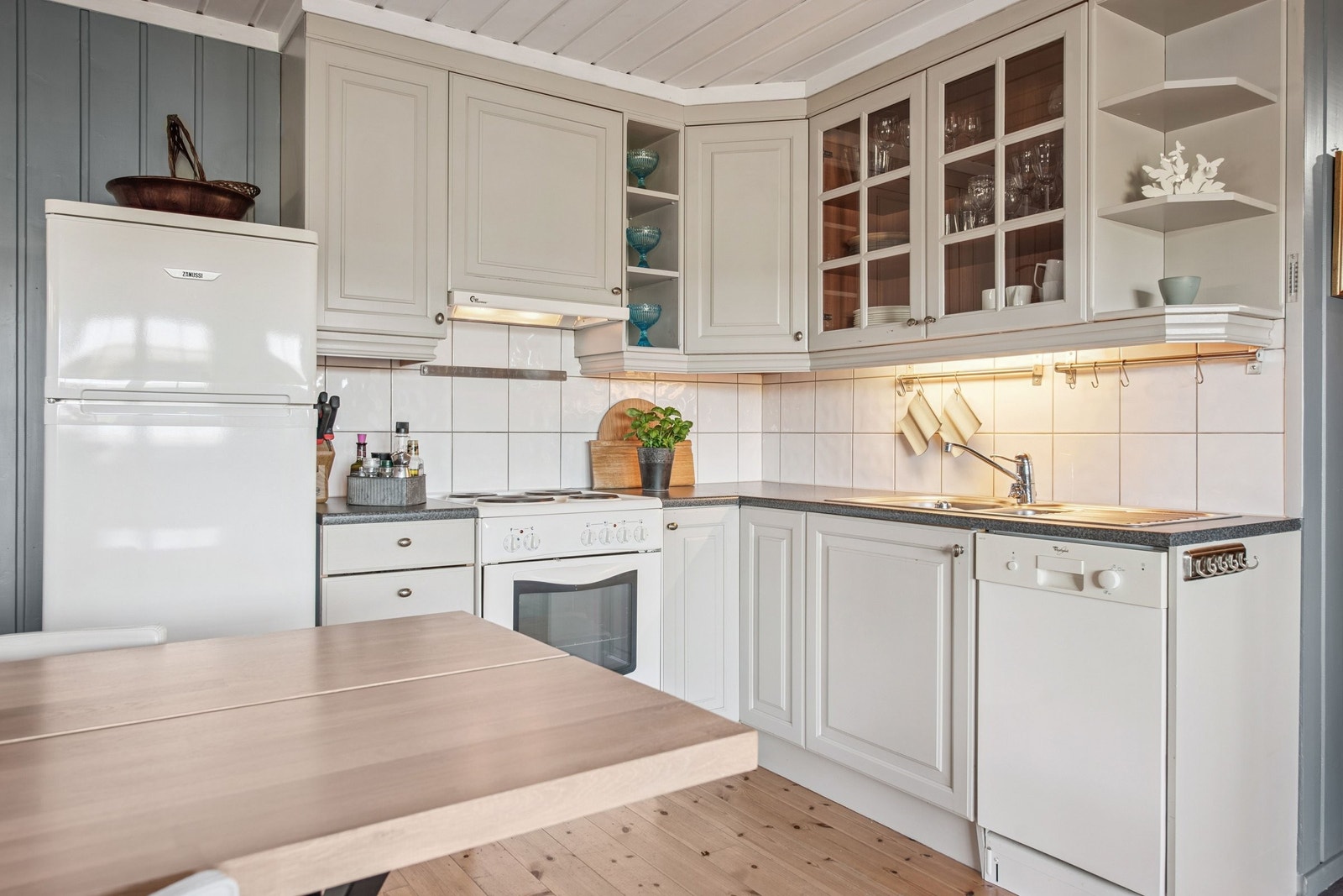 Praktisk kjøkken med en liten oppvaskmaskin. Galleribilde