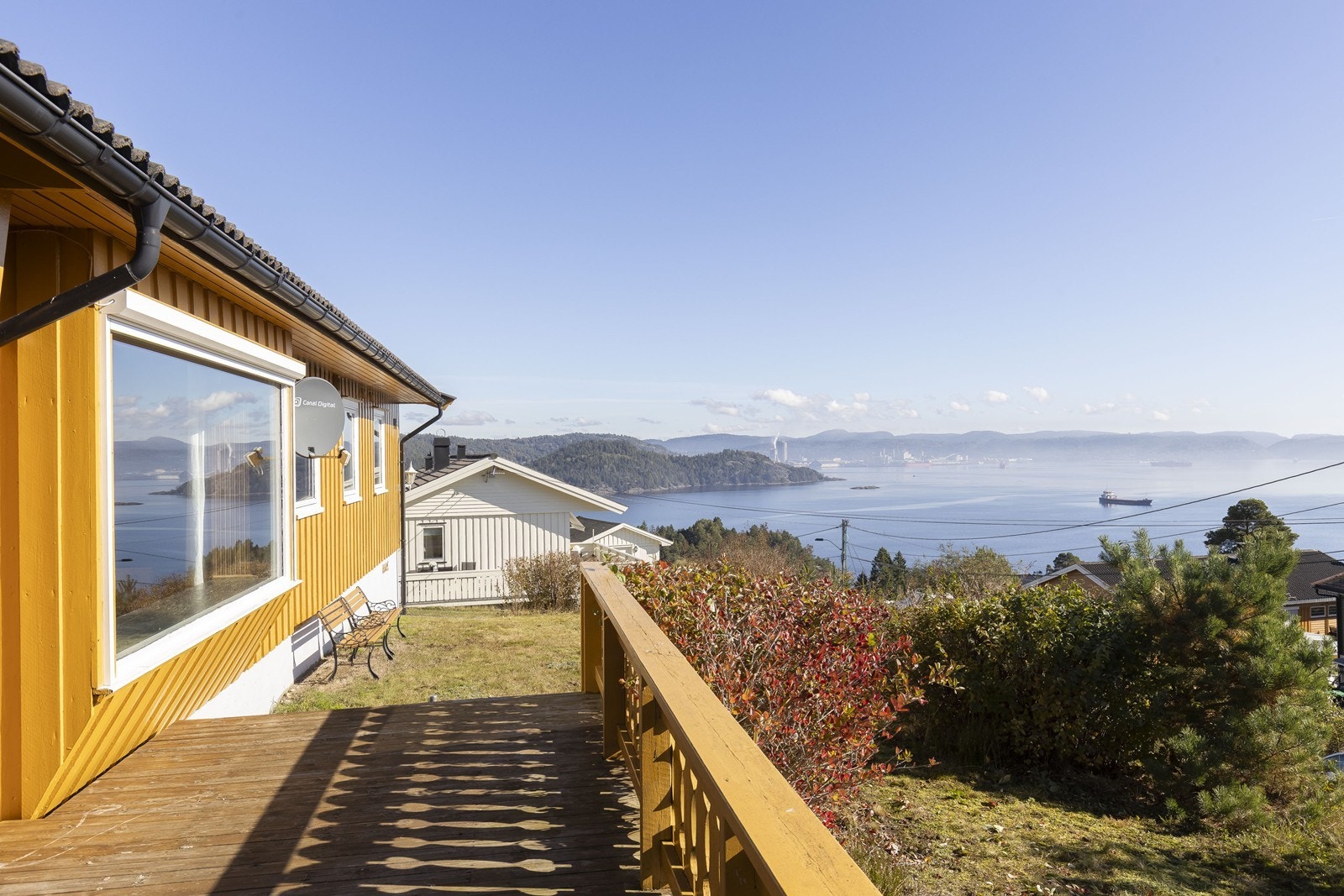 Nydelig utsikt over Frierfjorden fra verandaen Galleribilde