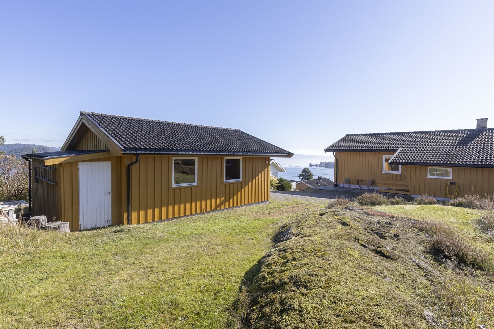 Frittstående bygg (garasje ifølge tegninger) med verksted/hobbyrom, bod og vedbod Galleribilde